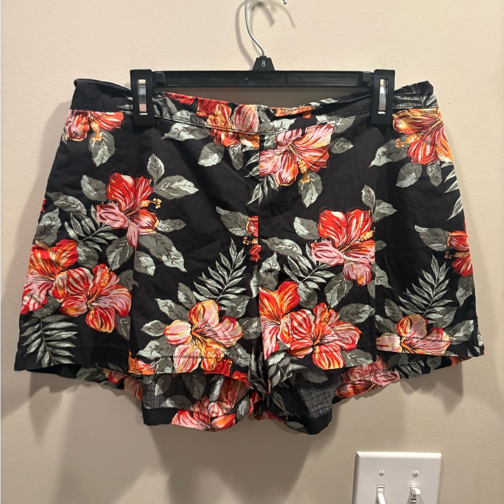 🔥 2/$10 3/12$ Floral Women's Shorts Large - Picture 2 of 4